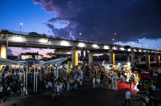 반포 한강공원의 일몰 풍경과 밤도깨비야시장. /사진=서울밤도깨비야시장(ⓒ Seoul Bamdokkaebi Night Market)