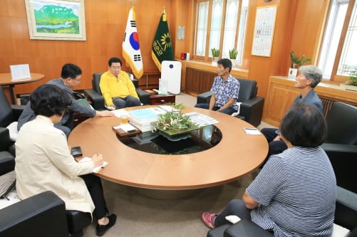 지난 16일 오전 구충곤 화순군수는 김정기 화순군농민회 회장, 조영순 화순군여성농민회 부회장 등 농민단체 임원과 간담회를 열고 농민수당제 시행에 관해 최종협의했다./사진제공=화순군