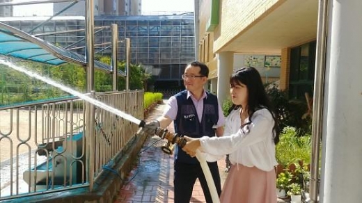 지난 16일 서울 은평구 진관동에 위치한 은빛초등학교에서 한 교직원이 옥내소화전 작동법을 배우고 있다./사진=한국화재보험협회 제공