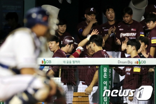 지난 16일 서울 잠실구장에서 열린 2019  KBO리그 두산 베어스와 키움 히어로즈의 경기에서 6회초 키움 박병호가 솔로홈런을 날린뒤 더그아웃에서 동료들의 축하를 받고 있다. /사진=뉴스1