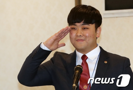 '목함지뢰 영웅' 하재헌 중사가 지난 3월13일 서울 용산구 전쟁기념관에서 열린 대한민국무공수훈자회 참석자들에게 거수경례를 하고 있다. /사진=뉴스1
