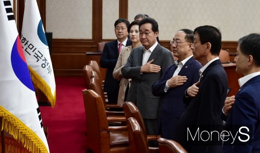 [머니S포토] 국무회의 참석한 이낙연 총리와 장관들