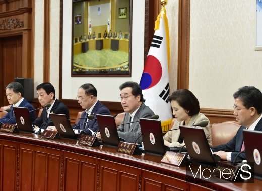 [머니S포토] 국무회의 주재하는 이낙연 총리