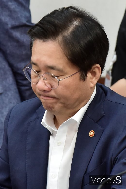 [머니S포토] 국제유가 폭등 전망에 심각한 성윤모 장관