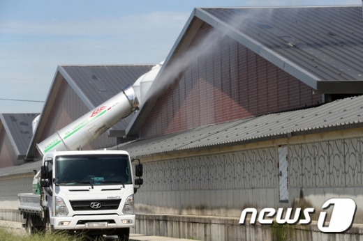 경기도 파주에서 국내 처음으로 아프리카돼지열병(ASF)이 발생한 17일 오전 경기 안성시 미양면의 한 양돈 농가에서 안성시 방역차량이 소독을 하고 있다. /사진=뉴스1