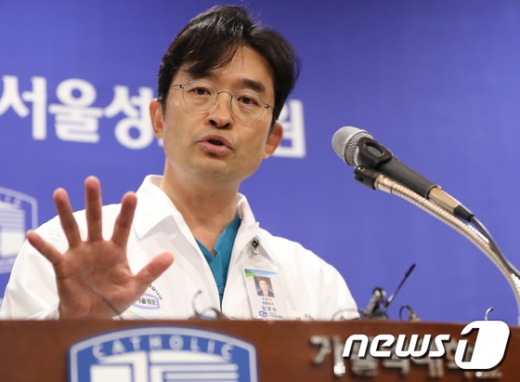 박근혜 전 대통령의 어깨 수술을 집도한 김양수 서울성모병원 정형외과 교수가 17일 수술 결과를 발표하고 있다. /사진=뉴스1
