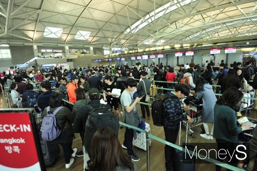 지난 2월1일 설 연휴를 하루 앞두고 붐비는 인천국제공항 제1여객터미널. /사진=장동규 기자