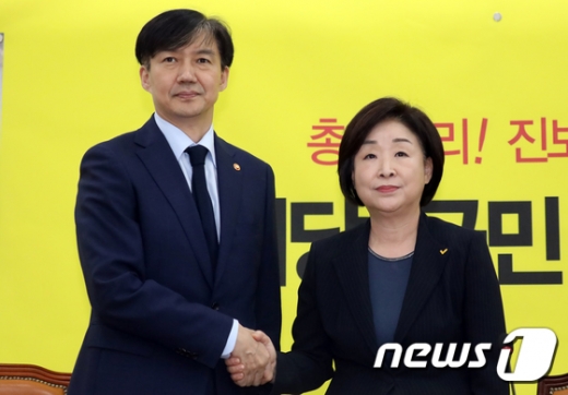 조국 법무부 장관(왼쪽)이 17일 국회를 찾아 심상정 정의당 대표를 예방한 뒤 악수하고 있다. /사진=뉴스1