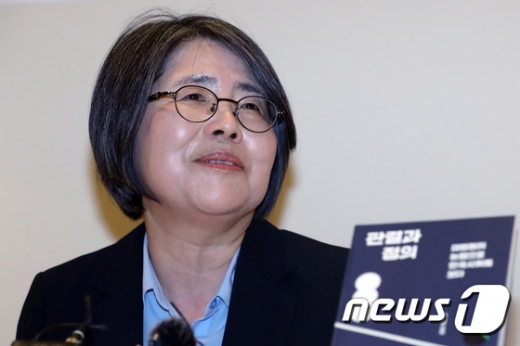 김영란 전 대법관이 17일 서울 중구 달개비에서 열린 '판결과 정의' 출간 기념 기자간담회에서 저서에 관한 설명을 하고 있다. /사진=뉴스1