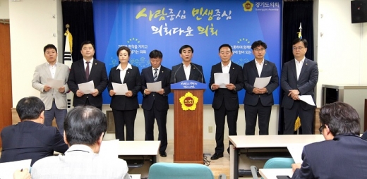 경기도의회 더불어민주당은 17일 2심에서 당선무효형에 해당하는 벌금 300만원을 선고받은 이재명 지사의 대법원 심리를 앞두고 성명을 내 "이 지사가 도정에 전념할 기회를 얻기를 염원한다"고 밝혔다. / 사진제공=경기도의회