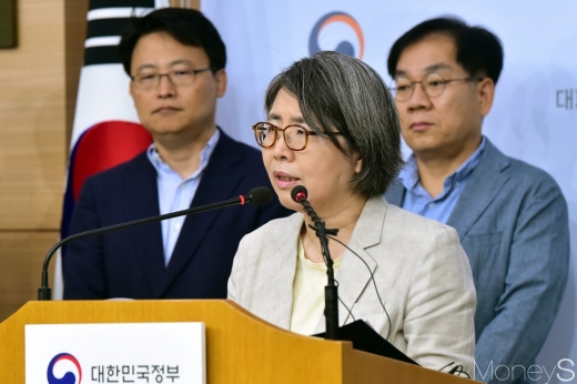 지난해 8월3일 김영란 당시 국가교육회의 산하 대입제도개편공론화위원회 위원장이 서울 세종로 정부서울청사 별관 브리핑룸에서 시민참여단이 숙의한 대입제도 개편 공론화 결과를 발표하고 있다. /사진=임한별 기자