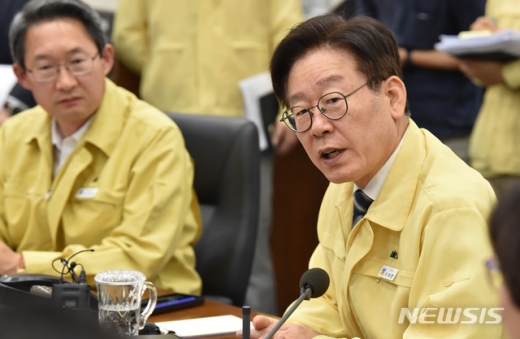 17일 경기도 수원시 팔달구 경기도청 재난상황실에서 이재명 경기도지사 주재로 아프리카 돼지열병(ASF) 발생 관련, 긴급 대책회의가 열리고 있다. / 사진제공=경기도