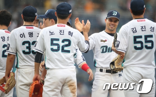 NC 다이노스 선수들이 지난 1일 창원NC파크에서 열린 2019 KBO리그 키움 히어로즈 와의 경기에서 4-2로 승리를 거둔 뒤 기쁨을 나누고 있다. /사진=뉴스1