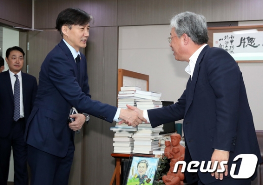 조국 법무부 장관이 17일 국회 의원회관에서 유성엽 대안정치연대 대표(오른쪽)를 예방하며 악수하고 있다. /사진=뉴스1