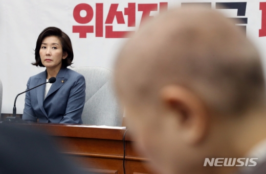 17일 서울 여의도 국회에서 열린 자유한국당 원내대책회의에서 나경원 원내대표가 모두발언을 끝내고 삭발한 박인숙 의원을 바라보고 있다. /사진=뉴시스