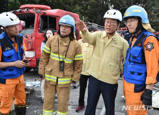 이재명 경기도지사가 지난달 6일 오후 경기도 안성시 양성면 생활용품 제조공장 화재현장을 방문,소방관계자로 부터 현장상황을 설명 듣고 있다. / 사진제공=경기도