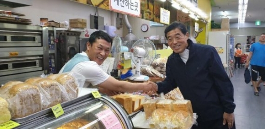 지난 12일 보성상가를 방문한 윤화섭 안산시장(오른쪽). /사진제공=안산시