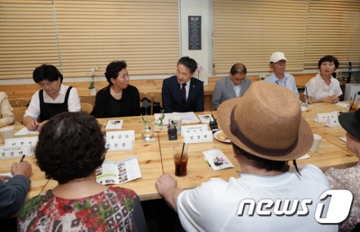 박능후 보건복지부 장관이 지난 7월16일 서울 마포구 시니어클럽을 방문해 노인일자리 관련 어르신들의 의견을 청취하고 있다. /사진=뉴스1
