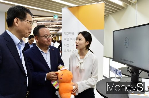 [머니S포토] 핀테크 스케일업 현장 찾은 은성수 금융위원장