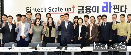[머니S포토] 디캠프 찾은 은성수 금융위원장, 핀테크 스케일업 당부