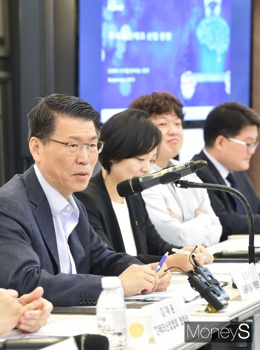 [머니S포토] 은성수 금융위원장, 핀테크업계 현장 목소리 경청