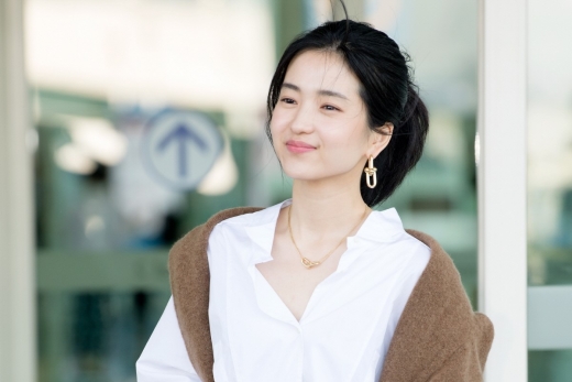 김태리 공항패션. 18일 김태리는 티파니앤코의 전시회 참석 차 인천공항 제2 여객터미널을 통해 중국 상하이로 출국했다. /사진=티파니앤코 제공