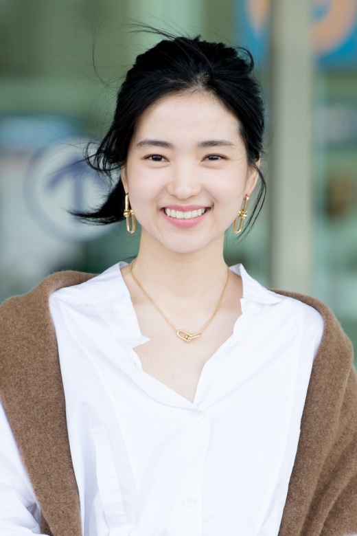 김태리 공항패션. 18일 김태리는 티파니앤코의 전시회 참석 차 인천공항 제2 여객터미널을 통해 중국 상하이로 출국했다. /사진=티파니앤코 제공