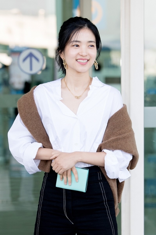 김태리 공항패션. 18일 김태리는 티파니앤코의 전시회 참석 차 인천공항 제2 여객터미널을 통해 중국 상하이로 출국했다. /사진=티파니앤코 제공