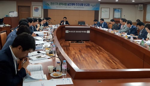 민선7기 공약사업 100% 달성을 위한 공약사항 보고회가 17일 영암군청 낭산실에서 열리고 있다./사진제공=영암군