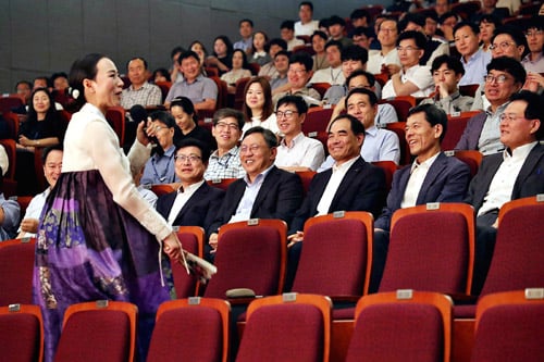 한국농어촌공사는 18일 청사 아트홀에서 청렴을 재해석한 별주부전 판소리 공연 등 문화콘서트를 개최해 인권과 청렴의 일상속 실천 의지를 다졌다./사진제공=농어촌공사