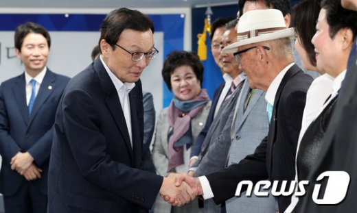 이해찬 더불어민주당 대표가 18일 서울 여의도 더불어민주당 당사에서 열린 당 창당 64주년 기념식에서 당원들과 인사를 나누고 있다. /사진=뉴스1