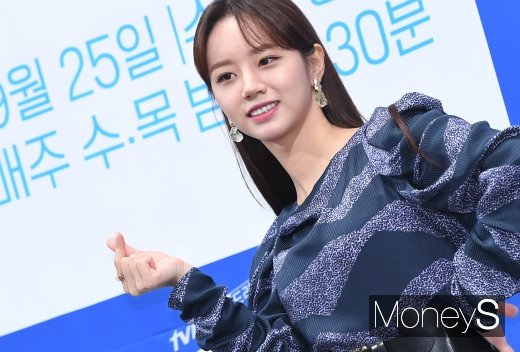 가수 겸 배우 이혜리가 18일 서울 강남구 임피리얼 팰리스 서울에서 열린 tvN 새 수목드라마 '청일전자 미쓰리' 제작발표회에 참석해 포토타임을 갖고 있다. /사진=장동규 기자