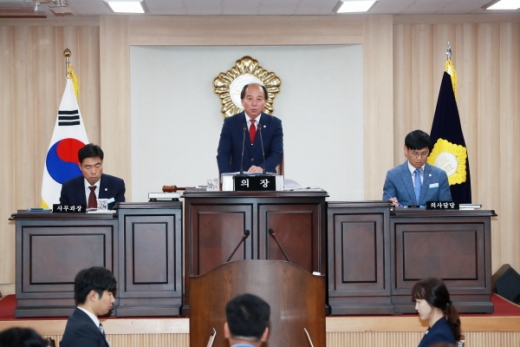 경남 의령군의회(의장 손태영)는 18일 오전, 제247회 임시회 본회의에서 경남도에서 처음으로 '농민수당'을 제정하고 "의령군 농업인 경영안정자금(농민수당) 지원 조례안"을 만장일치로 통과시켰다./ 사진=의령군의회