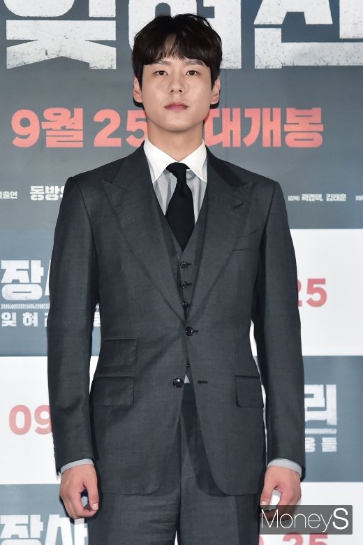 [머니S포토] 장사리 곽시양, 훈훈한 수트핏 매력 방출
