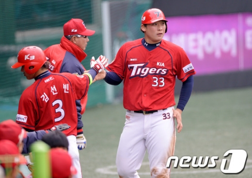 18일 웨이버 공시돼 KIA 타이거즈를 떠나게 된 내야수 김주형(오른쪽). /사진=뉴스1