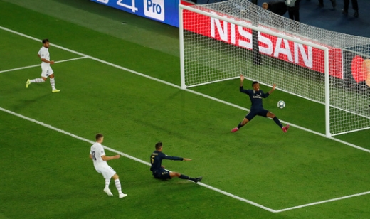 19일(한국시간) 프랑스 파리 파르크 데 프랭스에서 열린 2019-2020시즌 UEFA 챔피언스리그 조별예선 A조 1차전 파리 생제르망(PSG) 원정 경기에서 경기 종료 직전 토마스 뫼니에(가운데)에 실점하며 완전히 무너진 레알 마드리드. /사진=로이터