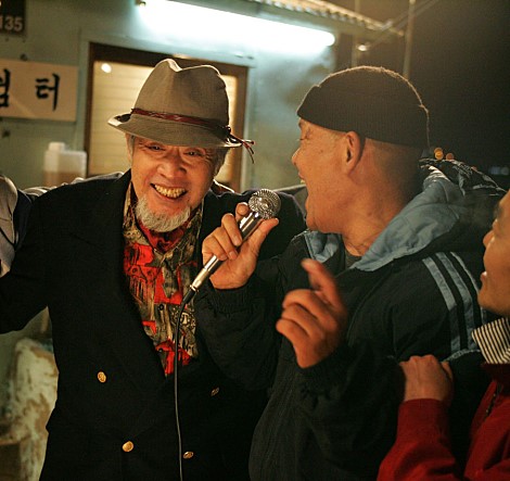 지난 2006년 영화 '사생결단'에서 주인공 상도의 삼촌 역으로 출연한 배우 김희라(왼쪽). /사진=영화 '사생결단' 스틸컷