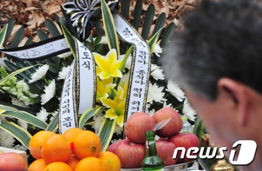 지난 2017년 대구 달서구 와룡산 자락 세방골에서 열린 '개구리소년 26주기 추도식'에 참석한 유가족과 시민단체 등이 천도제를 올리고 있다. /사진=뉴스1