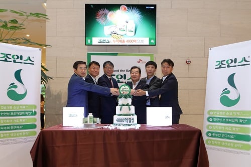 SK케미칼 전광현사장(사진 우측 세번 째)이 구성원들과 함께 조인스정 누적매출 4천억 돌파 기념 세레머니에서 포즈를 취하고 있다./사진=SK케미칼