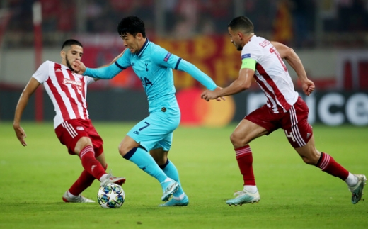 19일(한국시간) 그리스 피레우스 카라이스카키 스타디움에서 열린 2019-2020시즌 유럽축구연맹(UEFA) 챔피언스리그 조별리그 B조 1차전 올림피아코스 원정 경기에서 교체로 나선 토트넘 홋스퍼의 손흥민(가운데). /사진=로이터