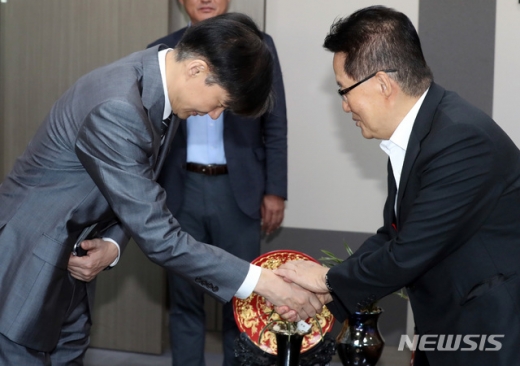 박지원 대안정치연대 의원이 19일 국회 의원회관 사무실을 찾은 조국 법무부 장관을 만나 인사를 나누는 모습. /사진=뉴시스    
