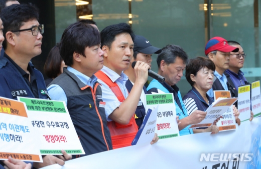 18일 오전 서울 중구 서울지방고용노동청 앞에서 전국보험설계사노조 오세중 위원장이 조합 설립 신고 취지를 설명하고 있다./사진=뉴시스DB