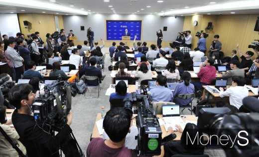 [머니S포토] 취재진 질문 받는 박원순 시장