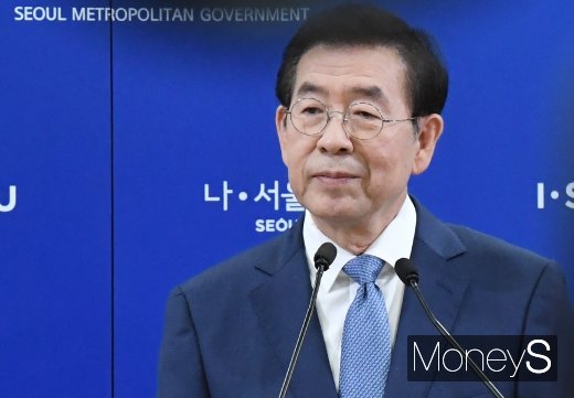 [머니S포토] 취재진 질문 경청하는 박원순 시장