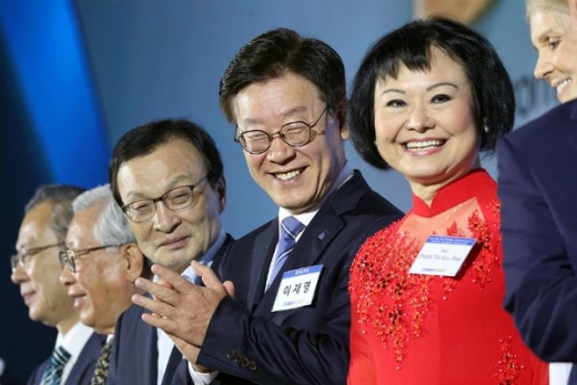 19일 경기도 고양시 킨텍스 제1전시관 3층 그랜드볼룸홀에서 열린 ‘DMZ 포럼 2019 개회식’에서 이재명 경기도지사와 이해찬 더불어민주당 당대표, 한완상 서울대학교 명예교수, 판티 킴푹(PHAN THI Kim Phuc) 여사, 글로리아 스타이넴(Gloria STEINEM) 여사 등 주요 참석자들이 기념촬영을 하고 있다. / 사진제공=경기도