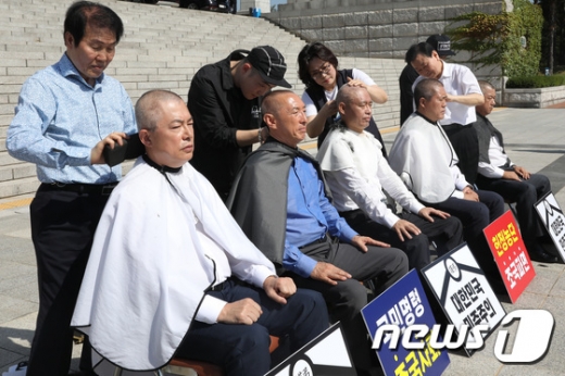 자유한국당 이만희(왼쪽부터), 김석기, 최교일, 송석준, 장석춘 의원이 19일 오전 서울 여의도 국회 본청 앞에서 조국 법무부 장관 사퇴를 촉구하며 삭발을 하고 있다. /사진=뉴스1