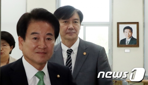 조국 법무부 장관(오른쪽)이 19일 취임 인사차 국회를 방문해 정동영 민주평화당 대표를 예방한 뒤 함께 사무실을 나오고 있다. /사진=뉴스1