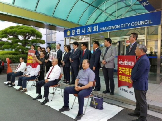지난 18일 오전 경남 창원시의회 앞에서 한국당 소속 시의원 4명이 조국 법무부 장관 사퇴를 촉구하며 삭발식을 하고 있다./ 사진=창원시의회