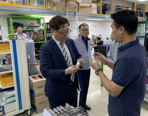 박일준 한국동서발전 사장(왼쪽)이 대윤계기산업 관계자로부터 제품에 대한 설명을 듣고 있다./사진제공=동서발전