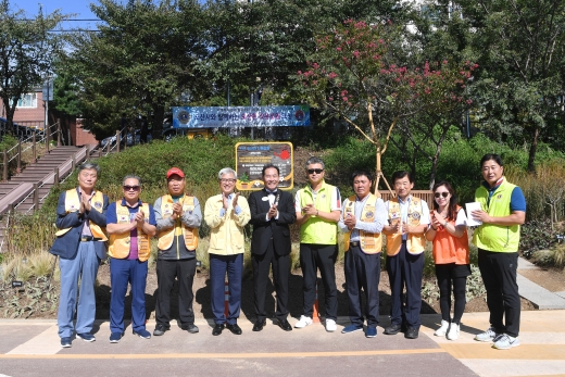 오산시(시장 곽상욱)는 ‘2019년 오산천 작은정원 조성 프로젝트’의 일환으로 오산천 침례교회 앞 계단 하부 등에 시민과 함께 만들고 가꾸는 작은 정원 11개소를 추가로 조성했다고 19일 밝혔다. / 사진제공=오산시